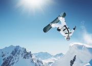 德约科维奇重返赛场，首战即展现王者风范，TES观众全场沸腾